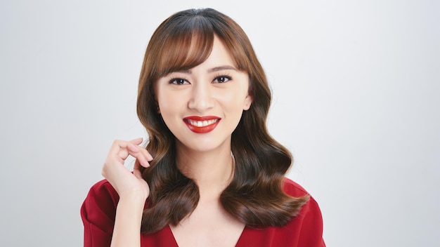 Portrait d'une belle jeune femme asiatique avec une peau impeccable et un maquillage parfait