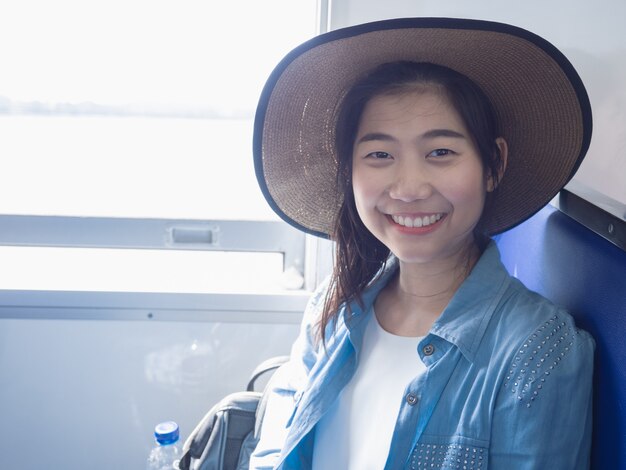 Portrait d&#39;une belle jeune femme asiatique portant un chapeau