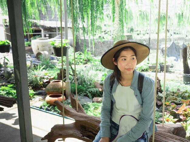 Portrait d&#39;une belle jeune femme asiatique portant un chapeau