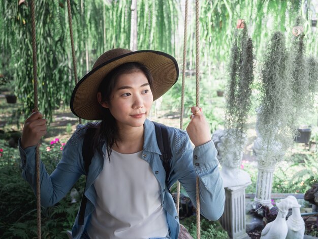 Portrait d&#39;une belle jeune femme asiatique portant un chapeau