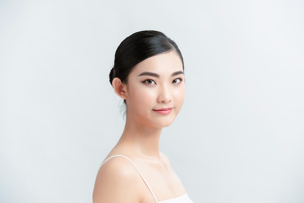 Portrait belle jeune femme asiatique propre concept de peau fraîche sur fond blanc