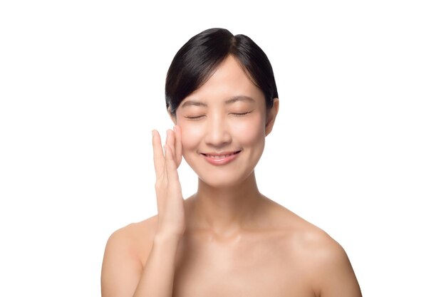 Portrait de la belle jeune femme asiatique propre concept de peau nue fraîche fille asiatique beauté visage soins de la peau et santé bien-être Traitement du visage Peau parfaite Maquillage naturel sur fond blanc