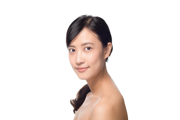 Portrait de la belle jeune femme asiatique propre concept de peau nue fraîche fille asiatique beauté visage soins de la peau et santé bien-être Traitement du visage Peau parfaite Maquillage naturel sur fond blanc