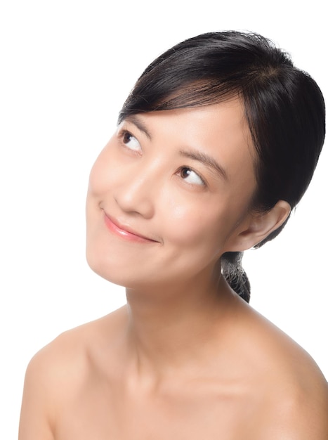 Portrait de la belle jeune femme asiatique propre concept de peau nue fraîche fille asiatique beauté visage soins de la peau et santé bien-être Traitement du visage Peau parfaite Maquillage naturel sur fond blanc