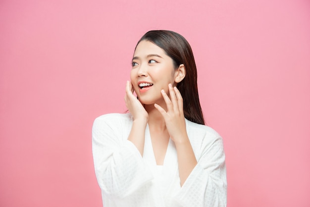 Portrait belle jeune femme asiatique propre concept de peau nue fraîche. Soins de la peau et bien-être de la beauté du visage des filles asiatiques,