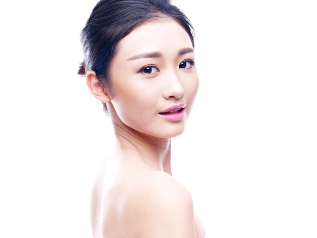 Portrait de belle jeune femme asiatique propre, fraîche et nue, concept de beauté du visage de la fille asiatique, soin de la peau et bien-être de la santé, traitement du visage, peau parfaite, maquillage naturel sur fond blanc.