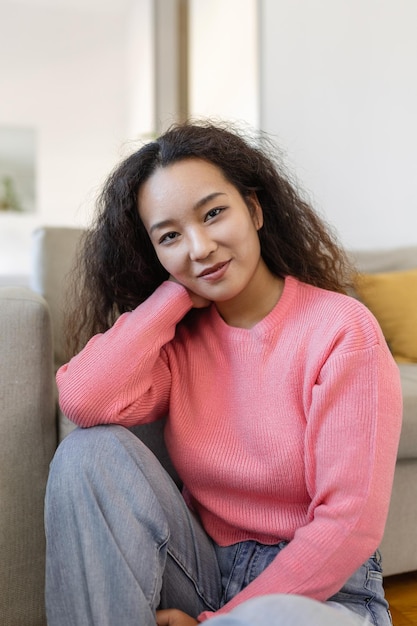 Portrait d'une belle jeune femme asiatique regardant la caméra