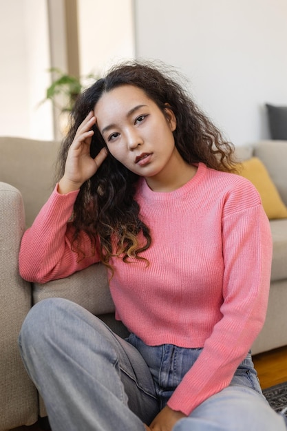 Portrait d'une belle jeune femme asiatique regardant la caméra