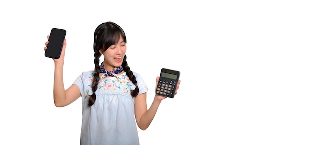 Portrait de la belle jeune femme asiatique en robe denim tenant calculatrice et smartphone sur fond blanc concept de shopping en ligne d'affaires