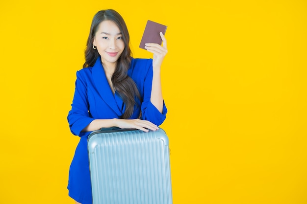 Portrait belle jeune femme asiatique avec sac à bagages et passeport prêt pour le voyage