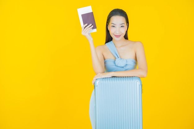 Portrait belle jeune femme asiatique avec sac à bagages et passeport prêt pour le voyage