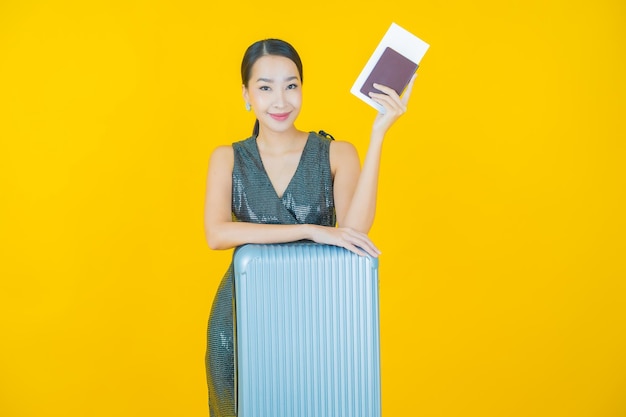 Portrait belle jeune femme asiatique avec sac à bagages et passeport prêt pour le voyage