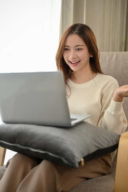 Portrait Belle jeune femme asiatique utilisant un ordinateur portable pour un appel vidéo avec ses amis