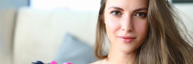 Portrait d'une belle jeune femme athlétique heureuse et forte avec une bouteille d'eau potable