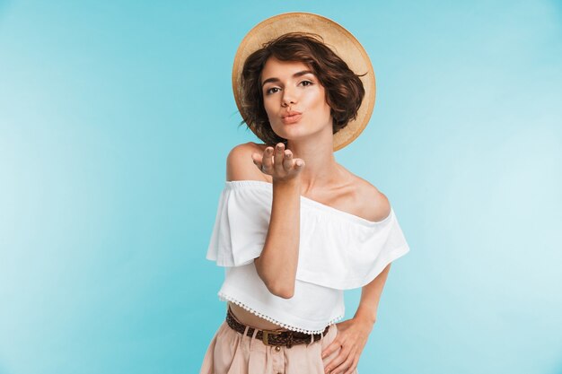 Portrait d'une belle jeune femme au chapeau d'été