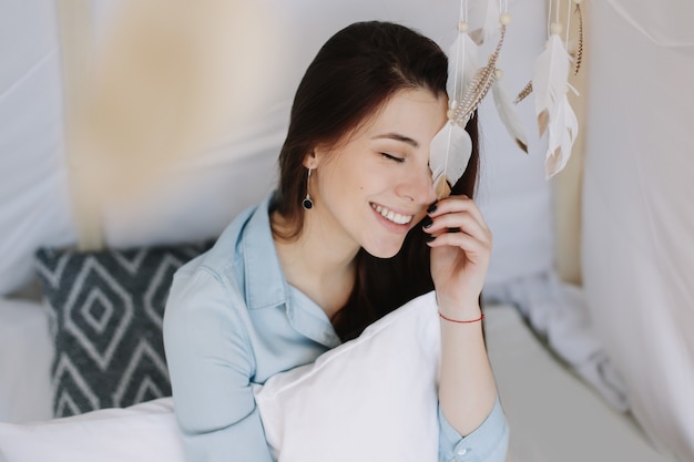 Portrait d'une belle jeune femme au lit le matin à la maison