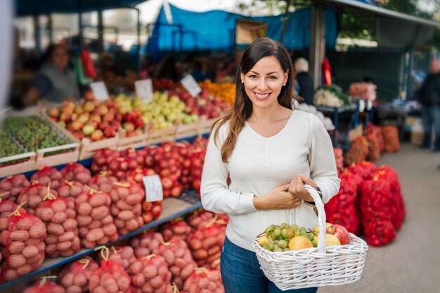 Portrait d&#39;une belle jeune femme au marché fermier.