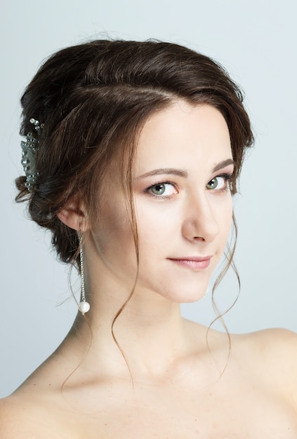 Portrait d&#39;une belle jeune femme aux cheveux brune souriante.