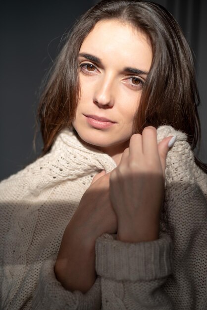 portrait d'une belle jeune femme aux cheveux longs dans un chandail douillet