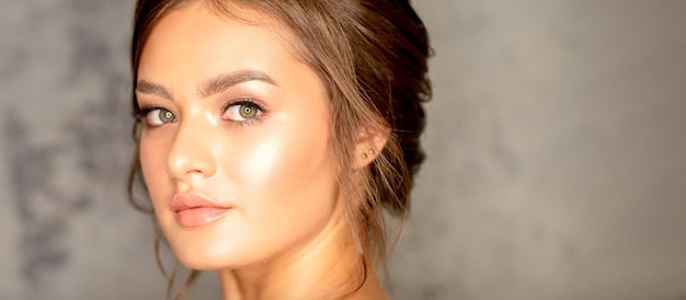 Portrait de la belle jeune femme aux cheveux longs et maquillage Beauté jeune femme caucasienne avec une coiffure frisée brune