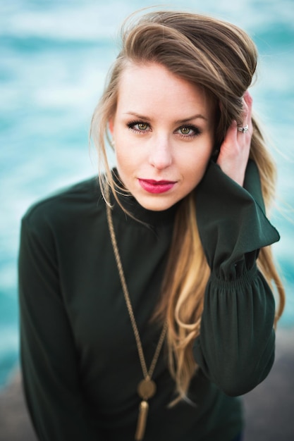 Portrait d'une belle jeune femme aux cheveux longs