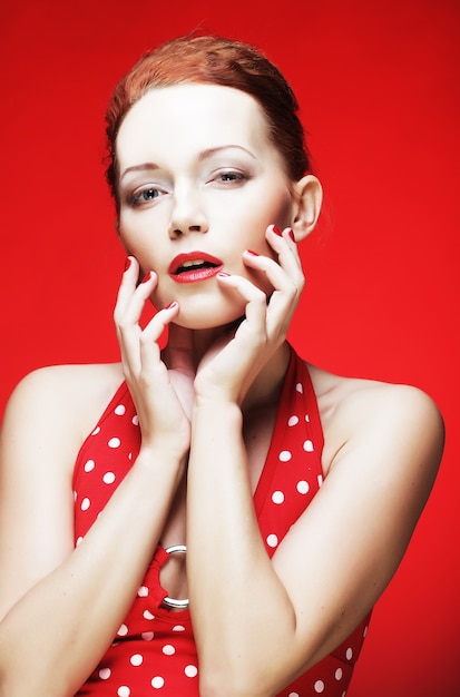 Portrait d'une belle jeune femme aux lèvres rouge vif