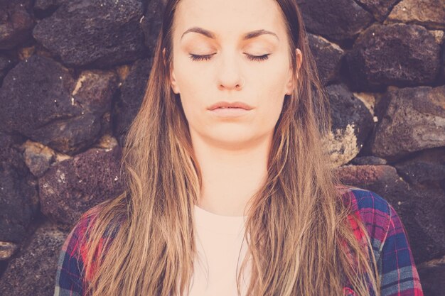 Photo portrait d'une belle jeune femme aux yeux fermés