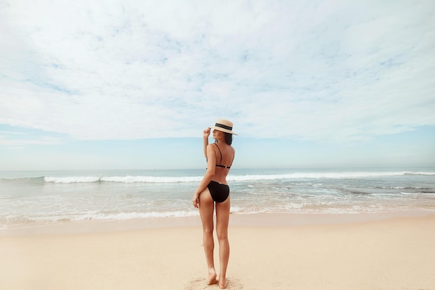 Portrait belle jeune femme en bikini sur la plage