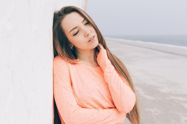 Portrait d'une belle jeune femme brune aux cheveux longs