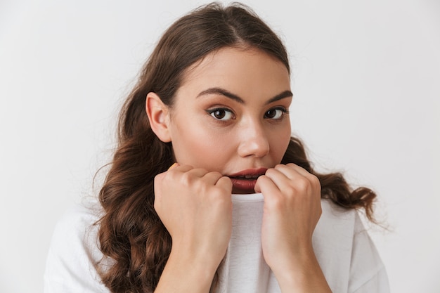 Portrait d'une belle jeune femme brune décontractée