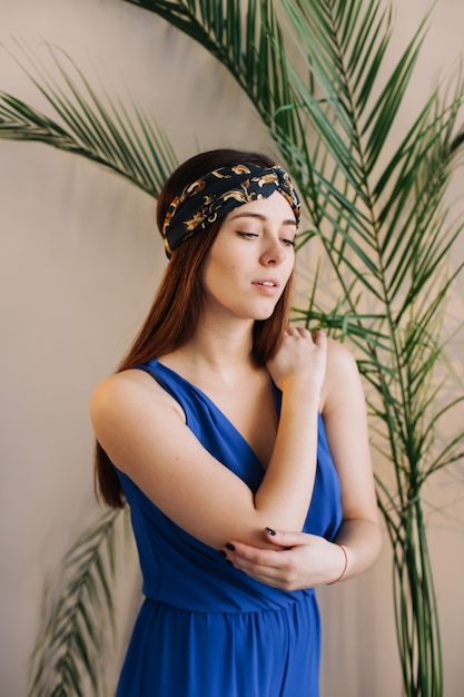 Portrait d'une belle jeune femme brune avec une plante