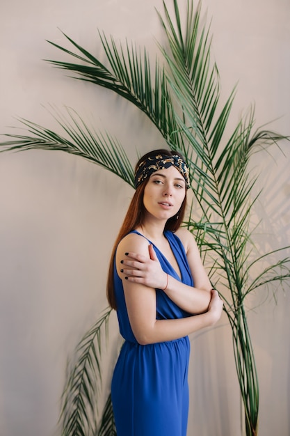 Portrait d'une belle jeune femme brune avec une plante