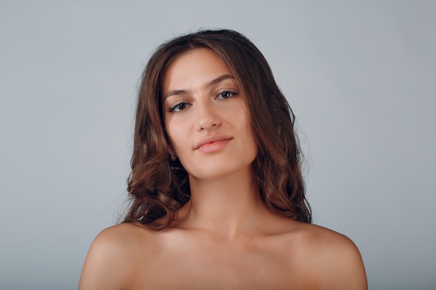 Portrait de la belle jeune femme brune souriante