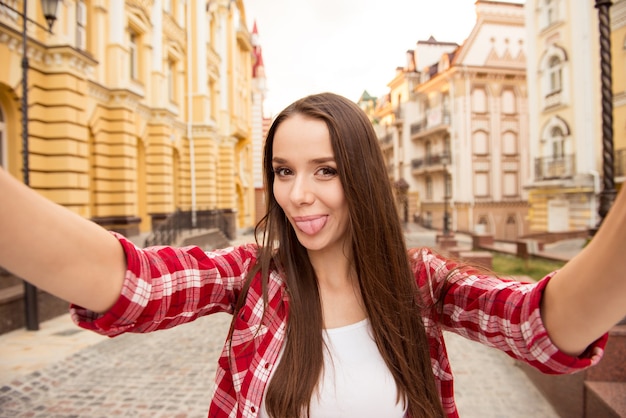 Portrait de la belle jeune femme brune