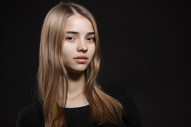 Portrait de belle jeune femme caucasienne sur fond noir