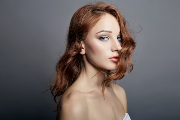 Portrait de la belle jeune femme avec des cheveux volants