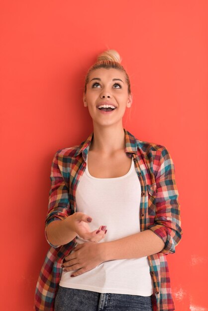 Portrait d'une belle jeune femme avec chignon sur fond de couleur avec fond exprimant différentes émotions