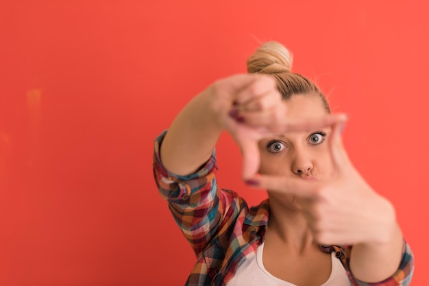 Portrait d'une belle jeune femme avec chignon sur fond de couleur avec fond exprimant différentes émotions