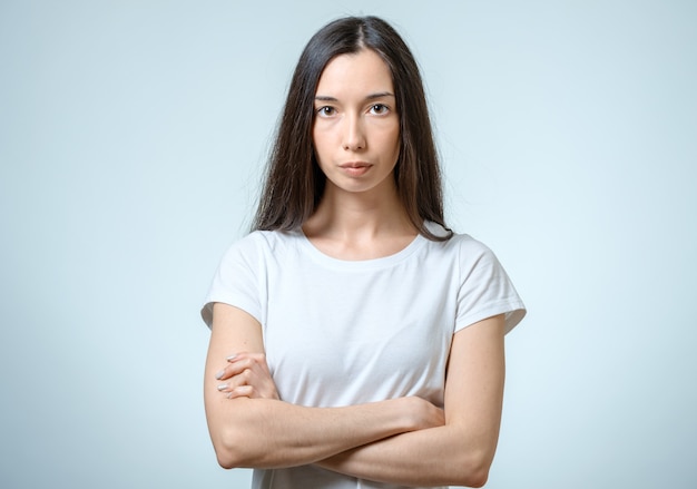 Portrait de la belle jeune femme confiante avec une expression sérieuse