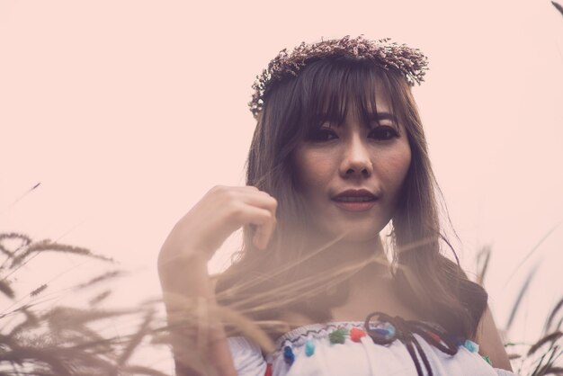 Photo portrait d'une belle jeune femme contre un ciel dégagé