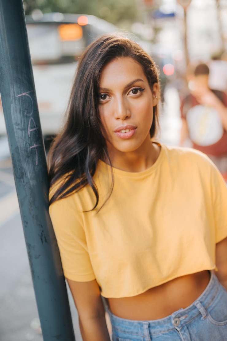 Photo portrait d'une belle jeune femme dans un contexte urbain