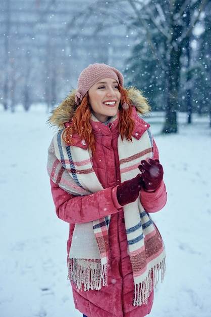 Portrait de belle jeune femme dans la forêt d'hiver