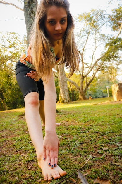 Photo portrait d'une belle jeune femme dans l'herbe