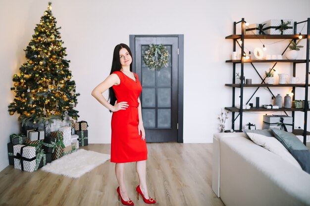 Portrait d'une belle jeune femme dans un intérieur festif de Noël et du nouvel an