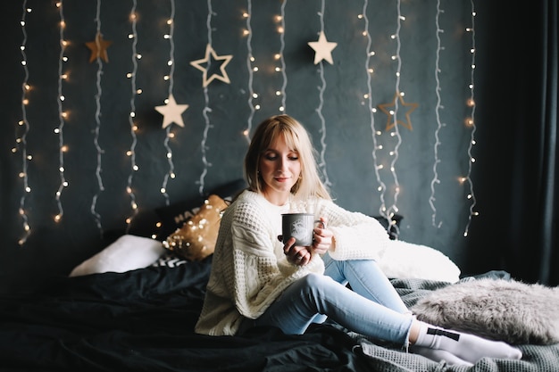 Portrait d'une belle jeune femme dans un intérieur festif de Noël et du nouvel an