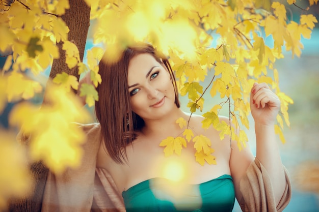 Portrait d'une belle jeune femme dans un parc en automne. images aux couleurs chaudes
