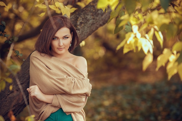 Portrait d'une belle jeune femme dans un parc en automne. images aux couleurs chaudes