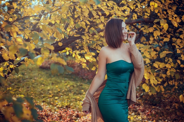 Portrait d'une belle jeune femme dans un parc en automne. images aux couleurs chaudes