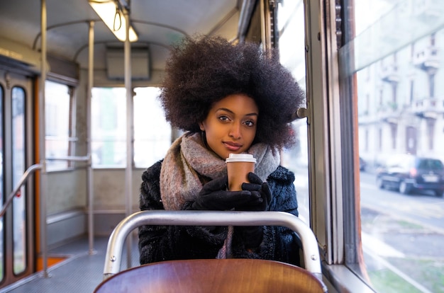 Photo portrait d'une belle jeune femme dans le train