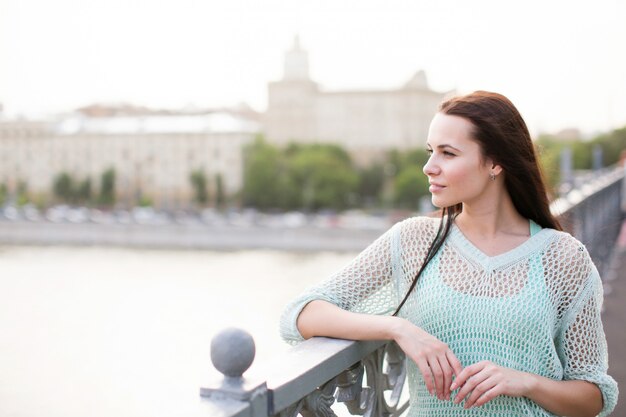 Portrait d'une belle jeune femme dans une ville